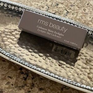 RMS beauty Cashmere Matte Eyelights in Mountain Mist
